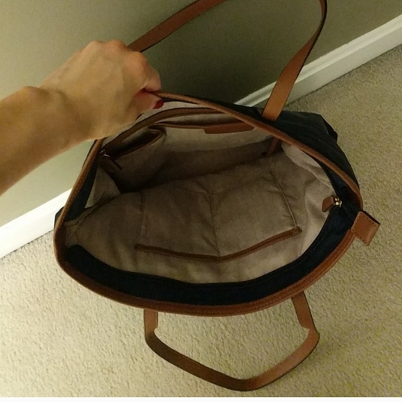Michael Kors Bag.. Used a couple of times. Great condition. - Picture 3 of 4